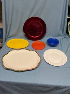 lot 33078 image: Assortment of plates and trays - some chips