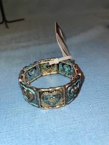 lot 33087 image: Metal bracelet with hearts - retail $22.00