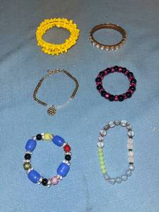 lot 33091 image: Six bracelets