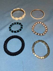 lot 33092 image: Six bracelets