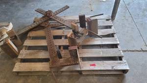 lot 7326 image: 4 Concrete Hoist Brace