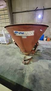 lot 7330 image: Cosmo 500 SRL Fertilizer Spreader Model P