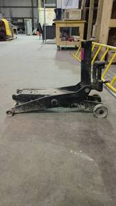 lot 15074 image: 2 Ton Jack