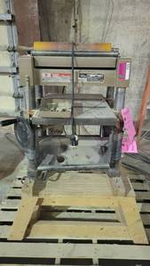 lot 7333 image: Makita 400mm Planer Model 2040