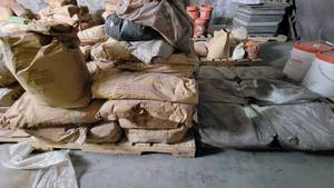 lot 7379 image: Mixed Pallet of SOLOMAN COLORS Concrete Colorant