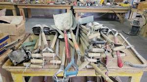 lot 15179 image: Contents of Cart - 23 Shovels and a Winsmith Type D-90 Type SE