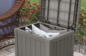 lot 1213 image: Suncast Plastic Storage Chest