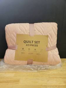lot 35169 image: Quilted set, twin size