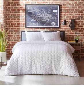 lot 32128 image: City Scene White King sized Duvet Cover Set With Two King Pillow Shams