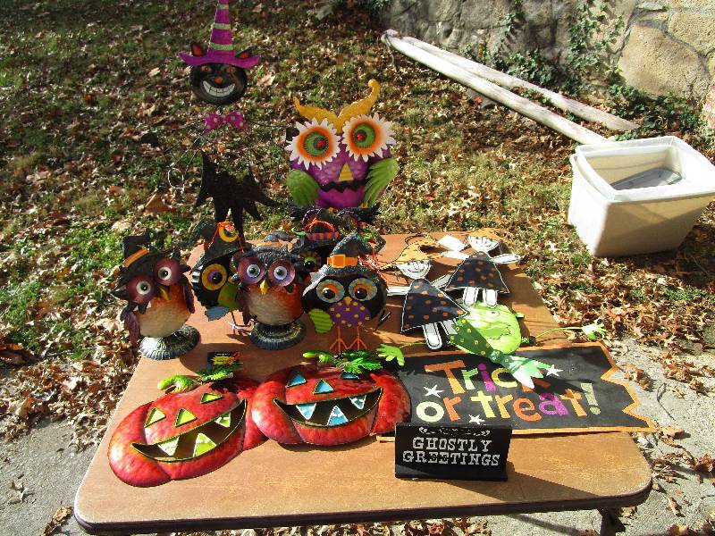 lot 274 image: Halloween Items Lot