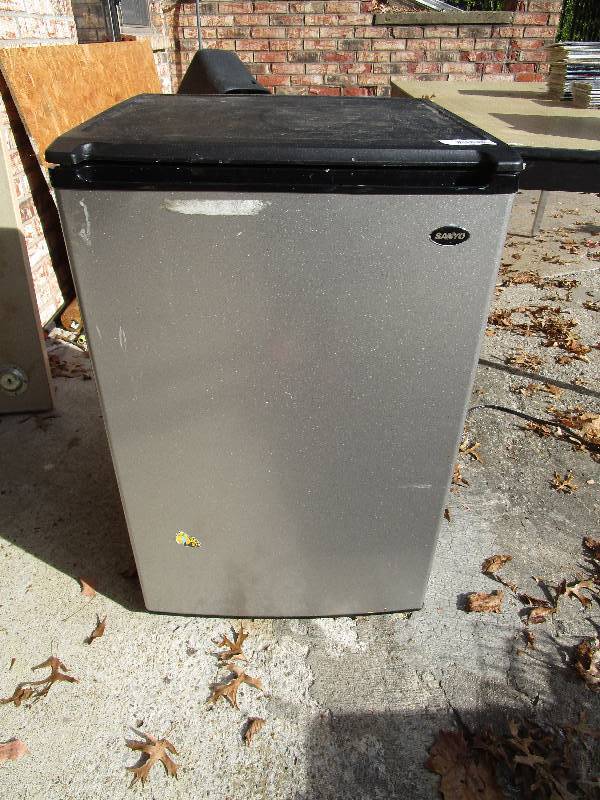 lot 35 image: Sanyo Mini Fridge