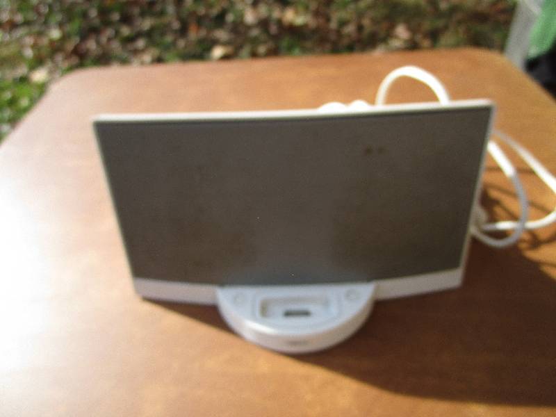 lot 33 image: Bose Speaker