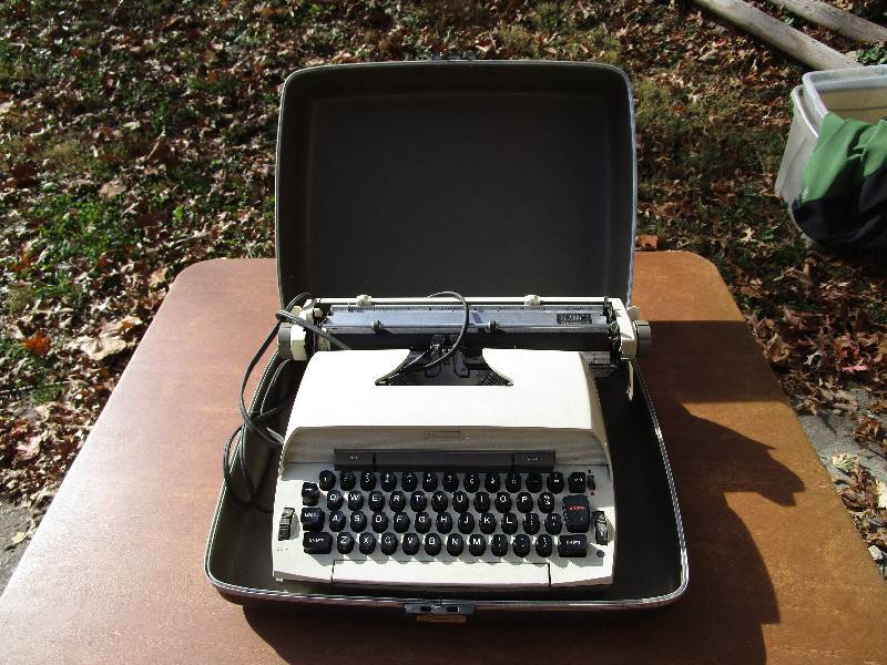 lot 184 image: Vintage Sears Typewriter in Carrying Case