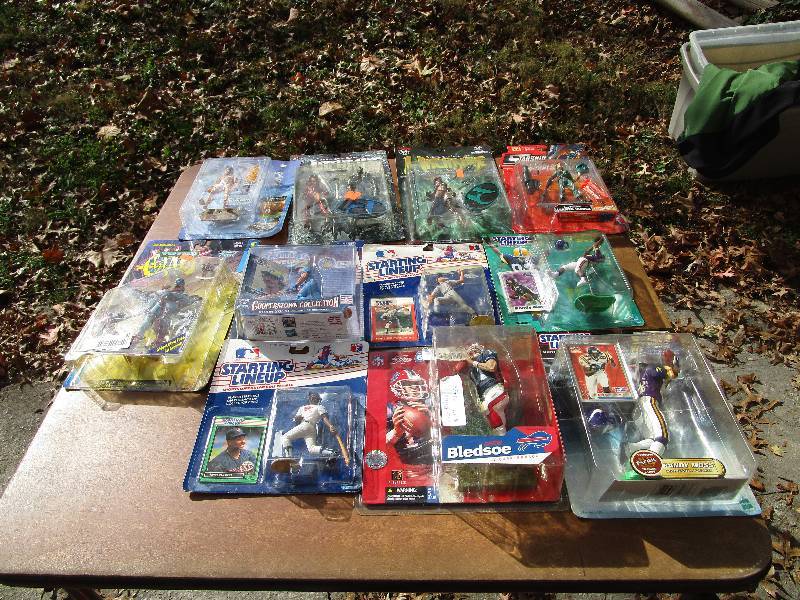 lot 943 image: Lot of Action Figures