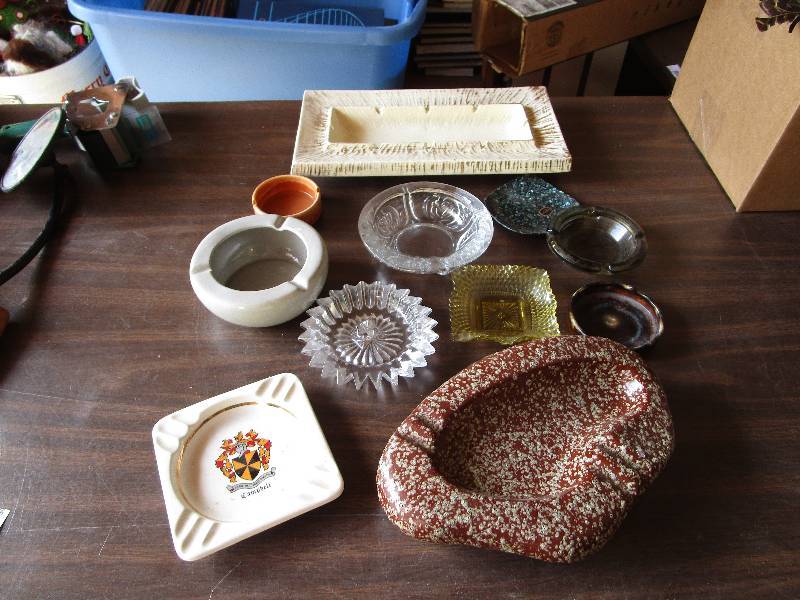 lot 175 image: Large Lot of Vintage Ashtrays, Mid-Century Modern