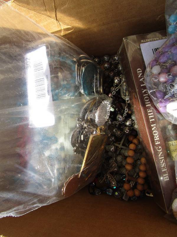 lot 302 image: Lot of Jewelry