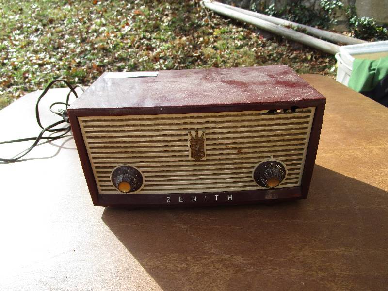 lot 273 image: Antique Zenith Radio