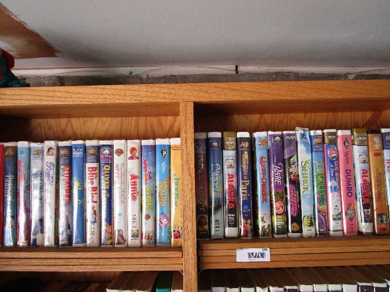 lot 104 image: Lot of 25 Clamshell VHS Kids Movies