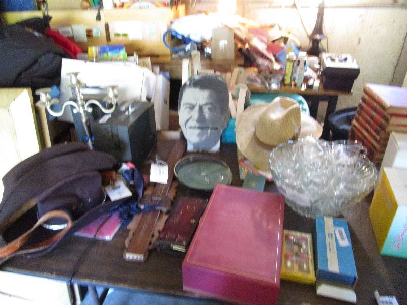 lot 950 image: Large Lot of Random Items