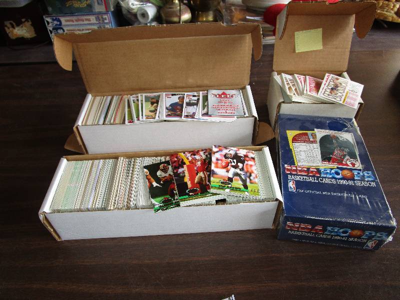 lot 61 image: Lot of Sports Cards