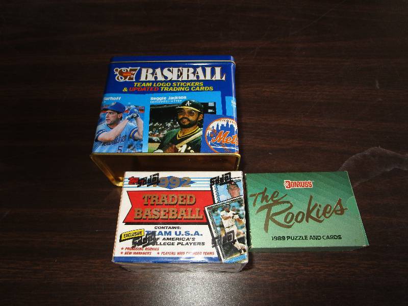 lot 55 image: Lot of Sports Cards