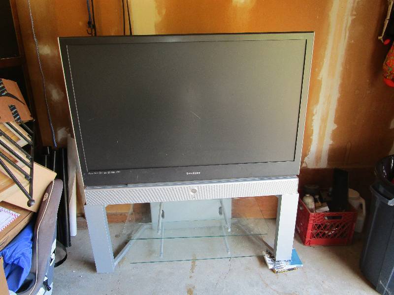 lot 6 image: Samsung HD TV with DLP with Stand -- Works Great
