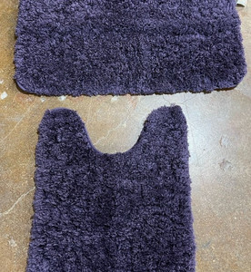 lot 19 image: bathroom rug with under toilet rug