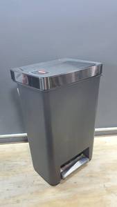 lot 31473 image: Rubbermaid Z Series Trashcan