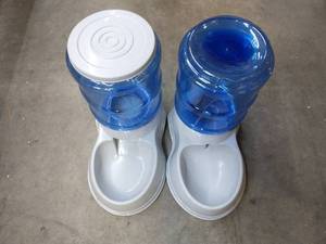 lot 34699 image: Amazon Basics Gravity Pet Food Feeder and Water Dispensers Waterer  Feeder