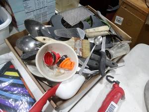 lot 1684 image: Flat of Misc Restaurant Kitchen Items