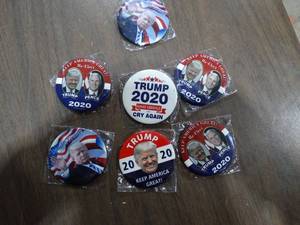 lot 1712 image: Trump Buttons