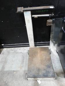 lot 1914 image: Toledo commercial warehouse scale w weights