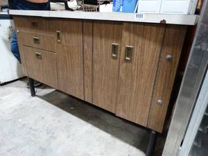 lot 1976 image: Nice shop cabinet w contents