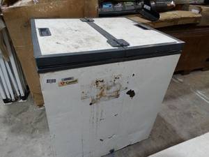 lot 1977 image: Caravell portable freezer