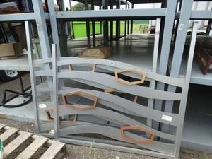 lot 1511 image: 2 metal booth decorative partitions