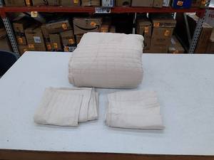 lot 49594 image: ComfortSpaces comforter set