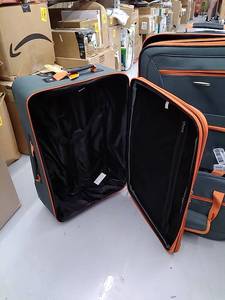 lot 49833 image: Rockland Luggage set