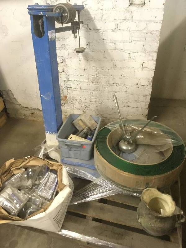lot 800 image: Commercial Quality Scale and Pallet of items