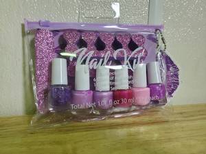 lot 1013 image: Gina Concepts Nail Kit COS1703B