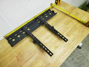 lot 1032 image: Wall TV Mount 32 to 65