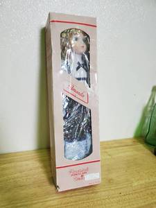 lot 1065 image: Heritage Mint, Ltd Americas Porcelain Dolls Amanda D-25 1988