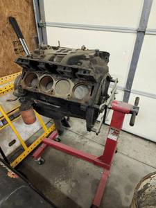 lot 1083 image: V8 Motor Engine With 12 ton engine stand