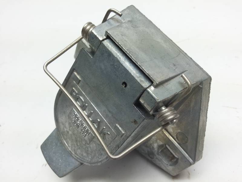 lot 9367 image: New Pollak OTR female big truck 6-pin trailer light socket connector tow vehicle side