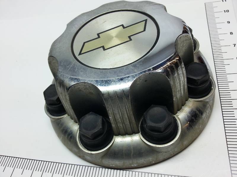 lot 8819 image: Factory aluminum Chevrolet (Bowtie) 2500 3500 series single truck wheels chrome plastic original center cap a little humble.