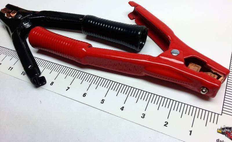 lot 8986 image: New pair of serious heavy duty Battery Jumper Cable clamps.  Plastic  rubber coated Red and Black with stout clamping springs.