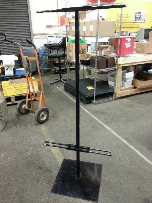 lot 9244 image: Adjustable height show banner or sign display rack. This came out of a Shopping Mall and was used for displaying a banner or sign.