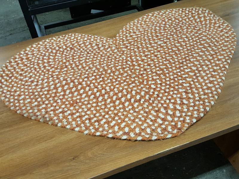lot 8511 image: Heart shaped entry way decorative wool rug carpet