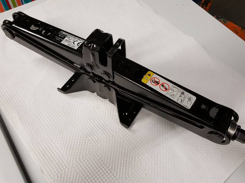 lot 8521 image: New but no clue what the vehicle application is or was on this vehicle scissor jack