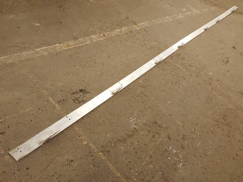 lot 8517 image: Wow is this thing long.  15 foot, 6 inches aluminum strap that has some kind of hinge (7) pins welded