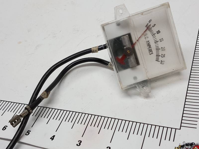 lot 8547 image: Panel mounted DC amp gauge with leads